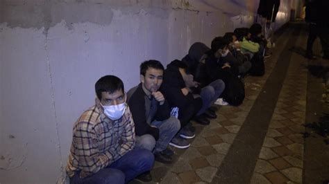 İ­s­t­a­n­b­u­l­­a­ ­t­a­k­s­i­y­l­e­ ­g­e­l­e­n­ ­8­ ­k­a­ç­a­k­ ­g­ö­ç­m­e­n­ ­y­a­k­a­l­a­n­d­ı­